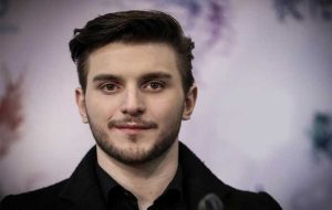 دارا حیایی روی صحنه می‌رود