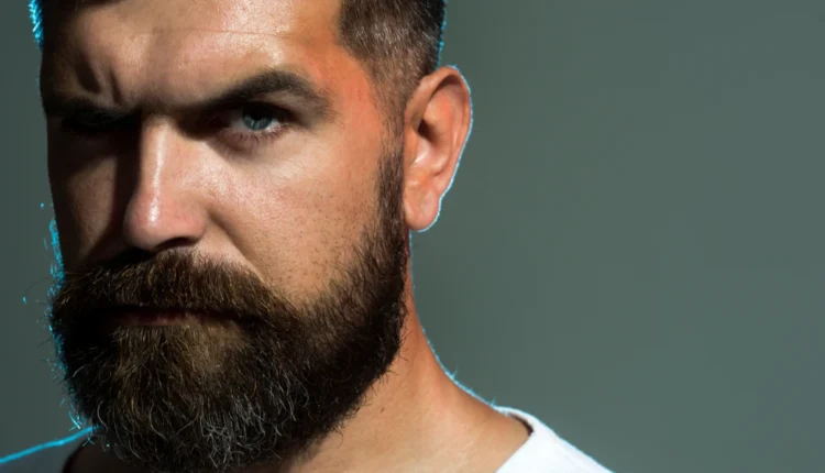 مرد ریش دار اخمو