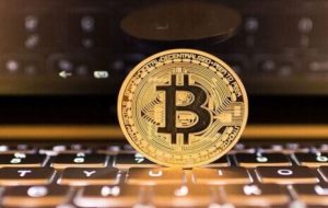 سقوط قیمت بیت کوین به ۱۰۳ هزار دلار در پی تجاوز اسراییل به ایران