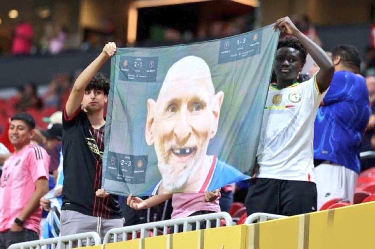 عکس | بنر تحقیرآمیز علیه مسی؛ شب تلخ لئو تکمیل شد!