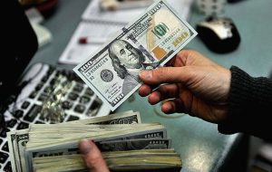 فشار به بازار دلار از ۳ جناح/دلار و درهم به سطوح جدید رسیدند فشار به بازار دلار از ۳ جناح/دلار و درهم به سطوح جدید رسیدند