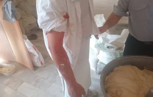 نانوای ملایری با وجود شنیدن خبر شهادت برادرش، پخت نان را ترک نکرد