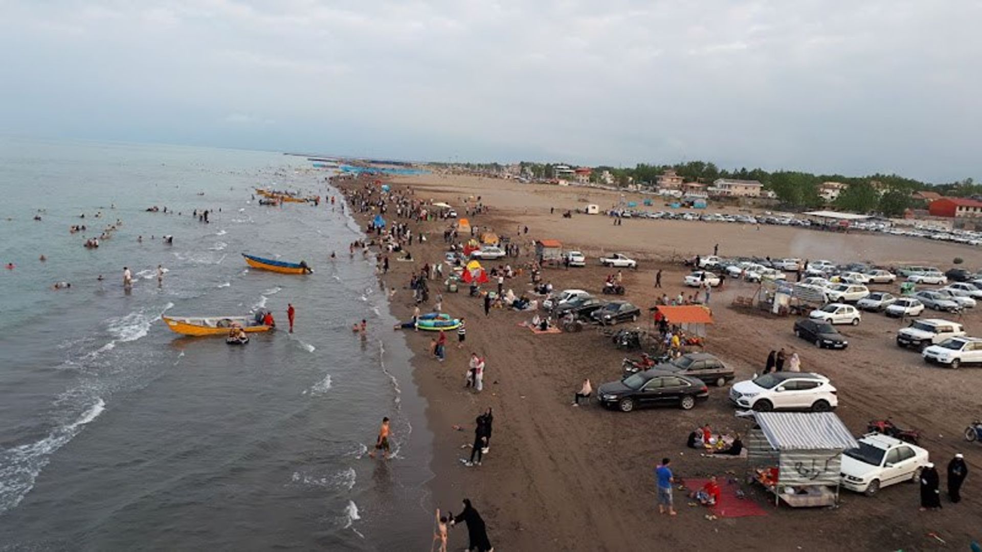 حضور مردم در ساحل چمخاله