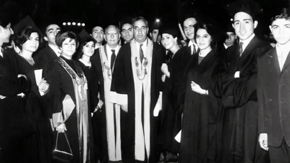 هوشنگ سیحون در بین دانشجویانش