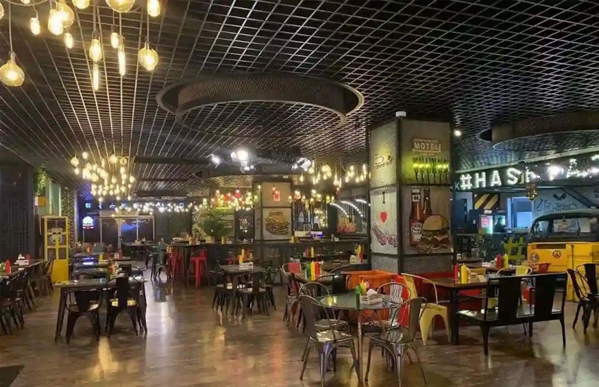 فضای  مدرن و دلباز فست فود هشتگ کیش