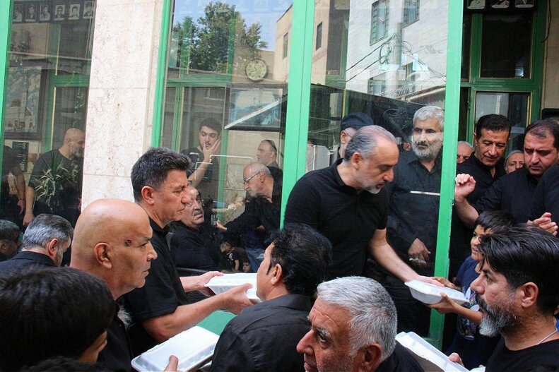 عکس | قلعه‌نویی درحال پخش کردن غذای نذری در عاشورا