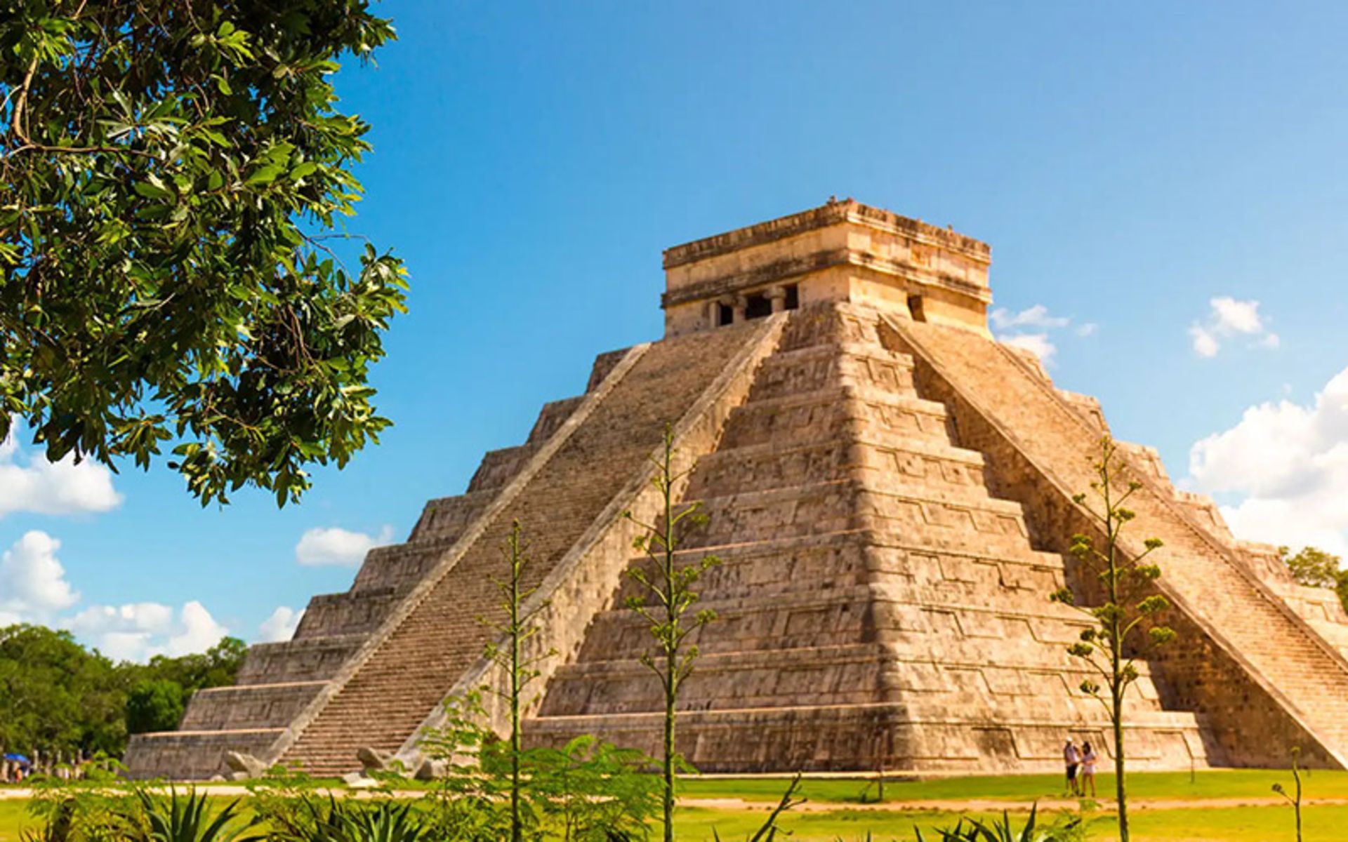 سازه پلکانی چیچن ایتزا در فضای سبز