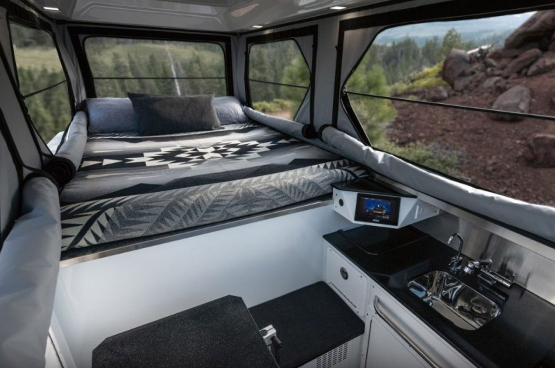 بخش های داخلی خودروی کمپر هامر