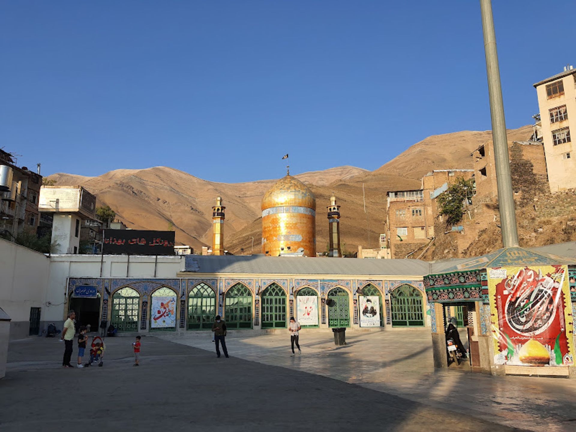 صحن امامزاده داوود با گنبد طلایی