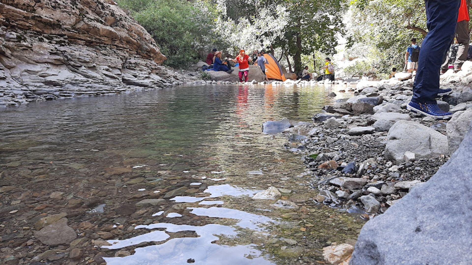 گردشگران در کنار رودخانه چال ماهی