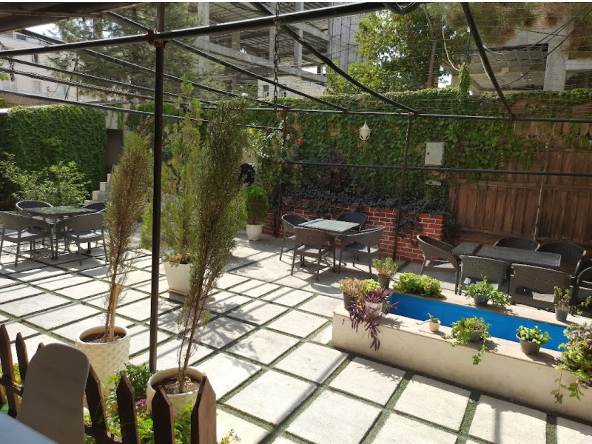 فضای باز کافه پلاک ۳۳