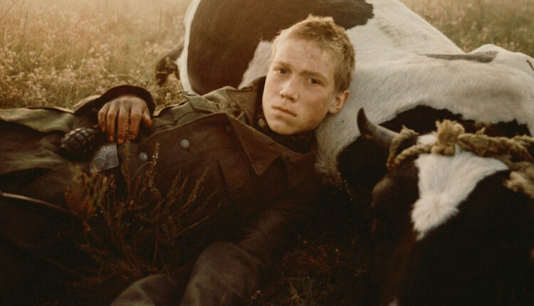 نمایی از فیلم بیا و بنگر come and see