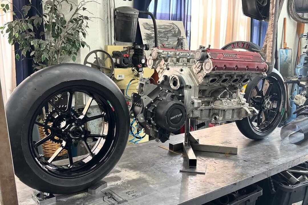 تولد یک هیولا / موتورسیکلت سفارشی با قلب فراری ساخته شد! /عکس