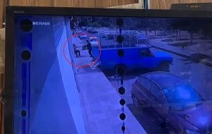 تصاویری رعب‌آور از خفت گیری از جوان تهرانی در محله باغ فیض!+ فیلم