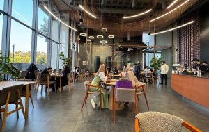 بهترین کافه های قم؛ ۱۰ کافی شاپ دنج برای قرارهای دوستانه