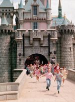 جادوی ۷۰ ساله دیزنی‌لند؛ سفر تصویری به روز افتتاح شادترین نقطه زمین