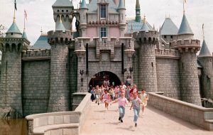 جادوی ۷۰ ساله دیزنی‌لند؛ سفر تصویری به روز افتتاح شادترین نقطه زمین