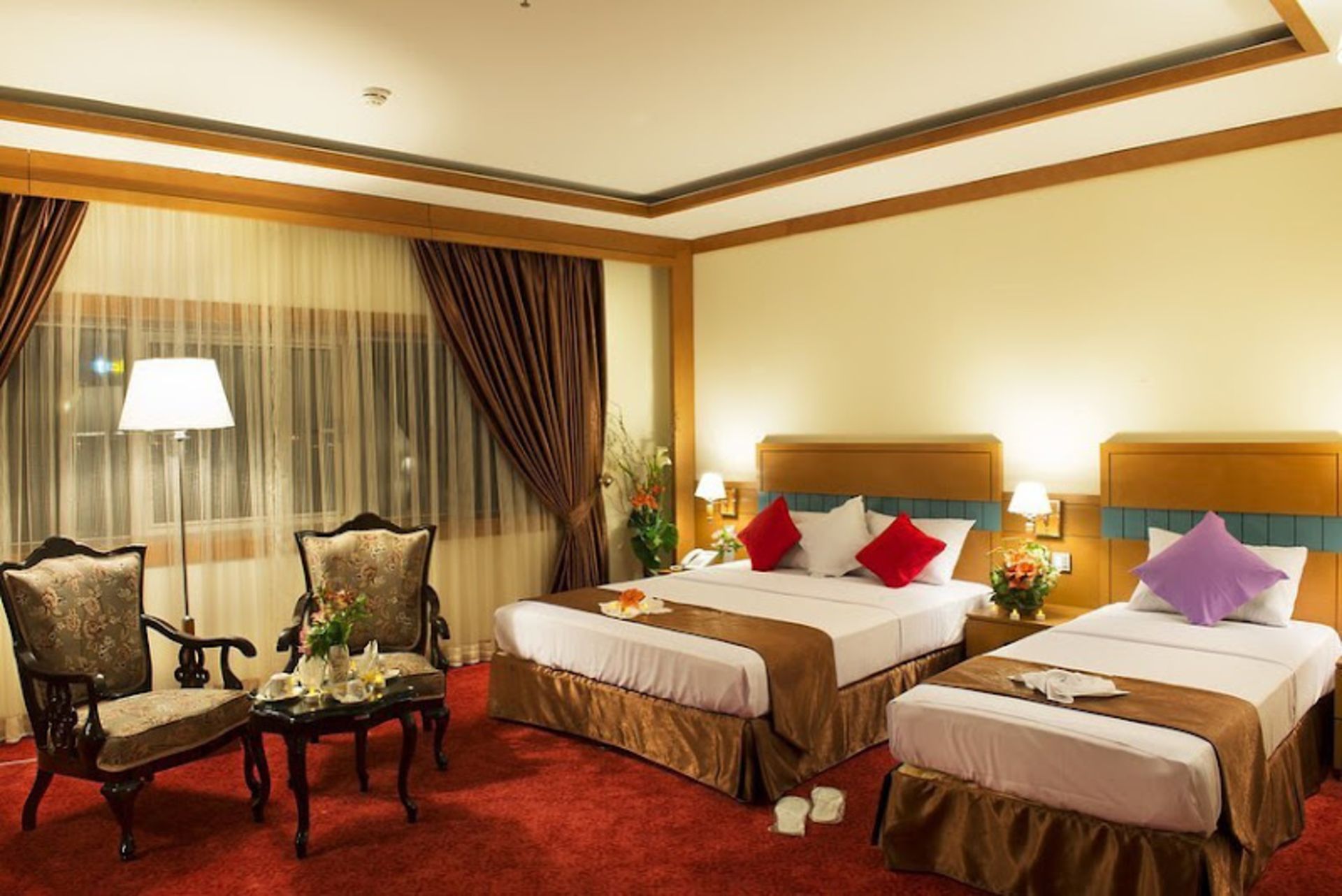 اتاق گل آرایی شده در هتل مدینه الرضا