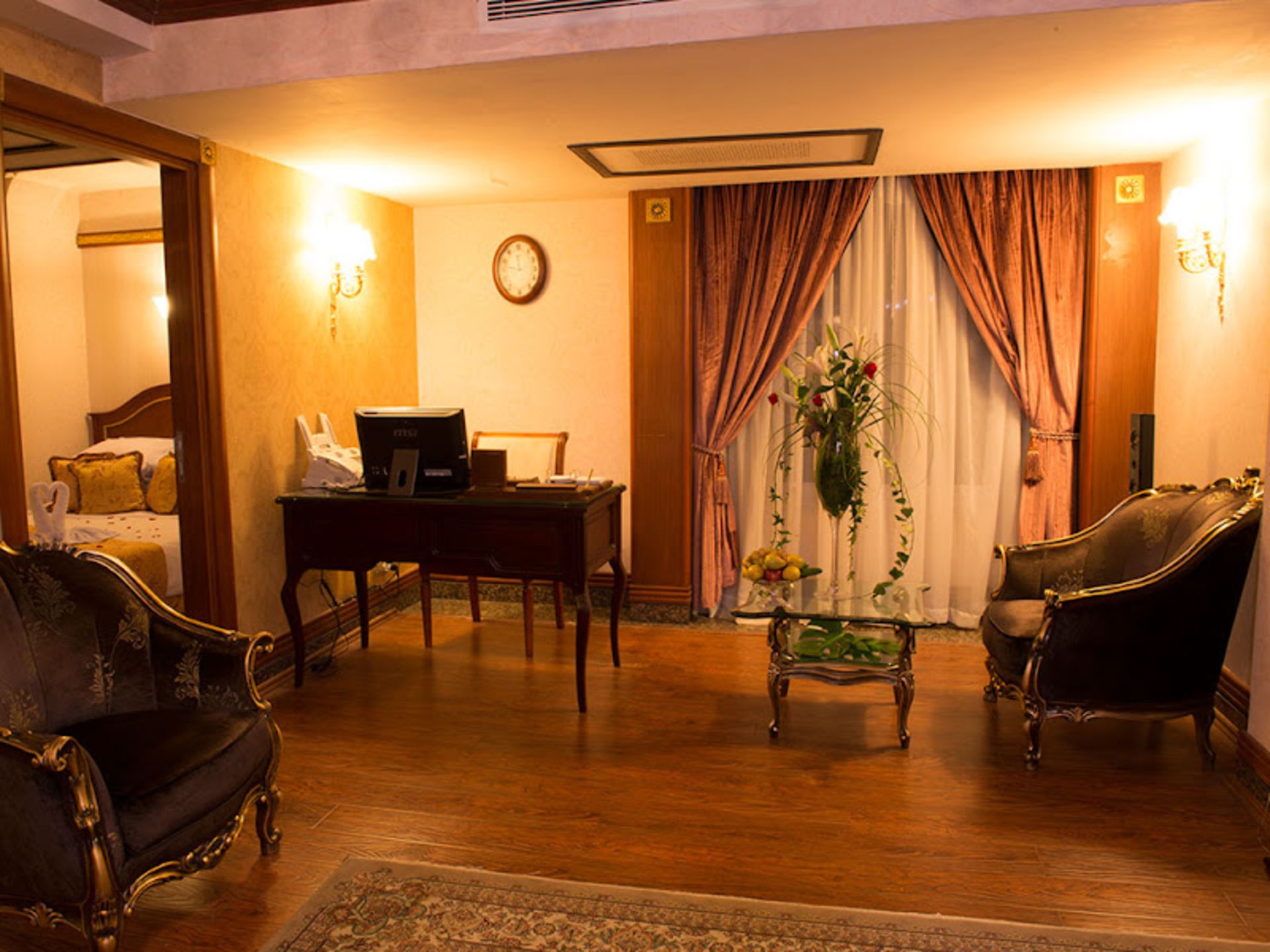 سوئیت مجلل با دکور چوبی در هتل گلدن پالاس