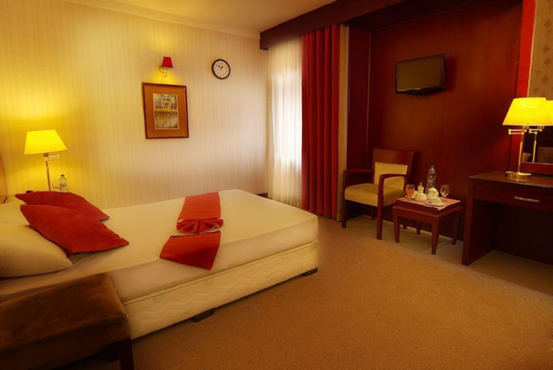 اتاق یک تخته هتل مدائن با تم قرمز