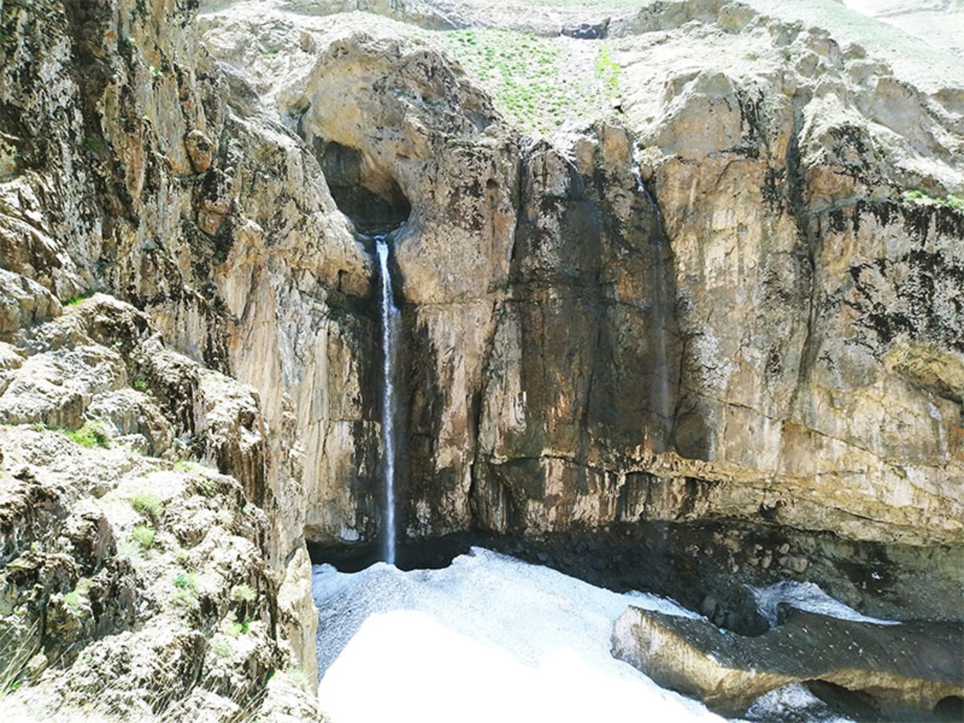 ارتفاع آبشار خور از بالای صخره