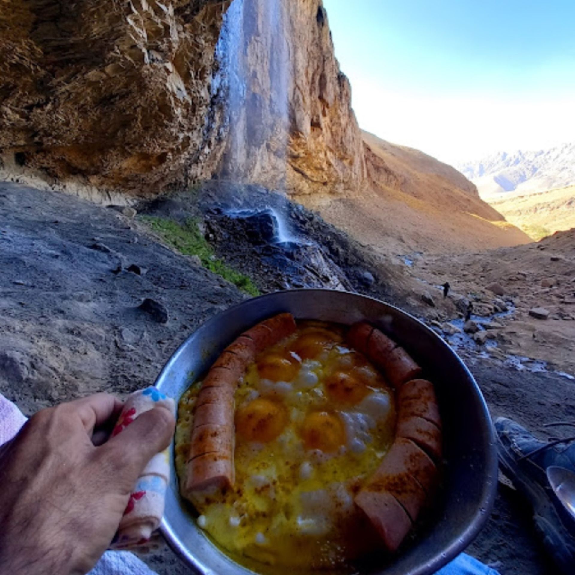 سوسیس و تخم مرغ در کنار آبشار خور