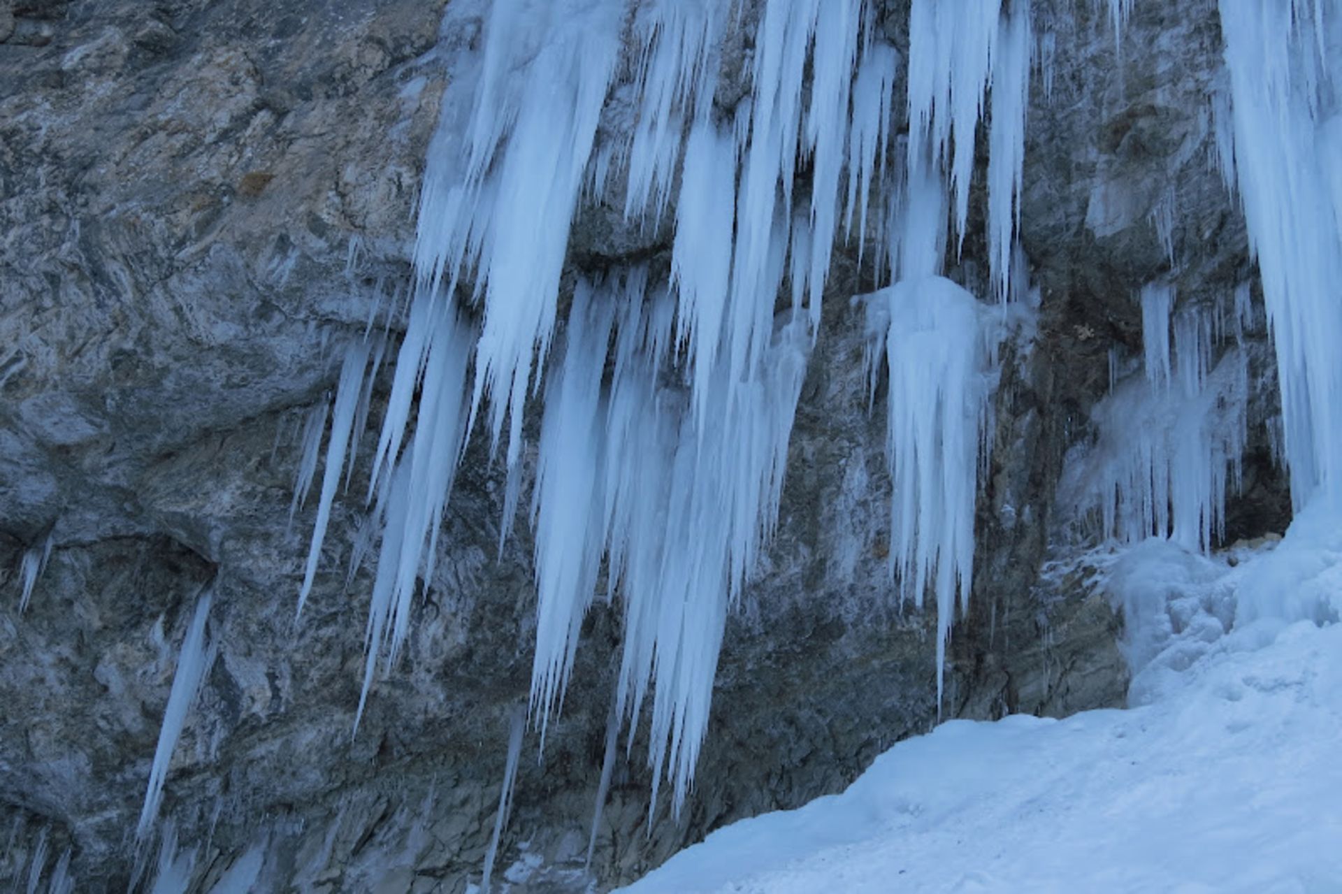 قندیل های آبشار خور