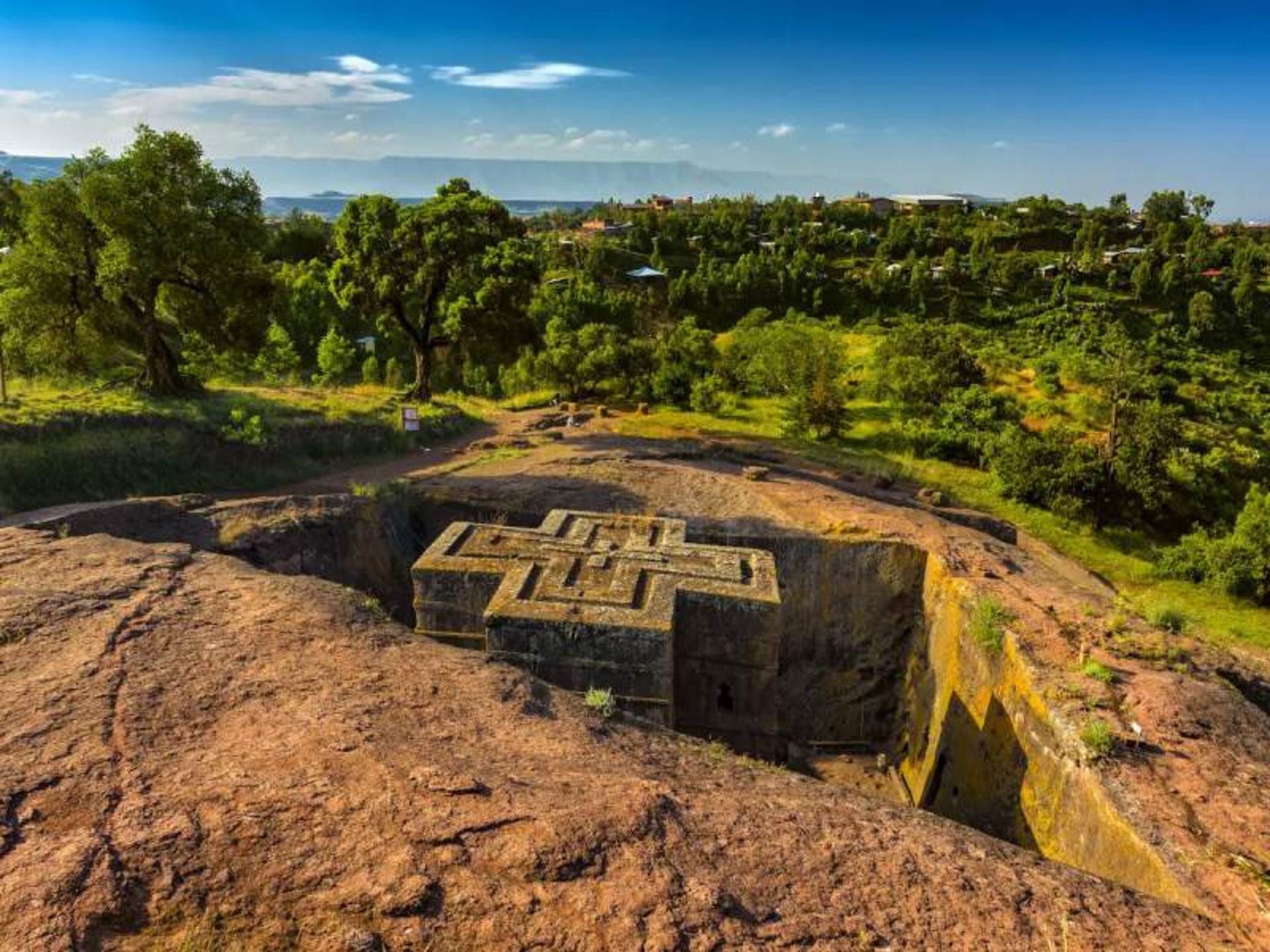 نمای بیرونی کلیساهای لالیبلا  در طبیعت