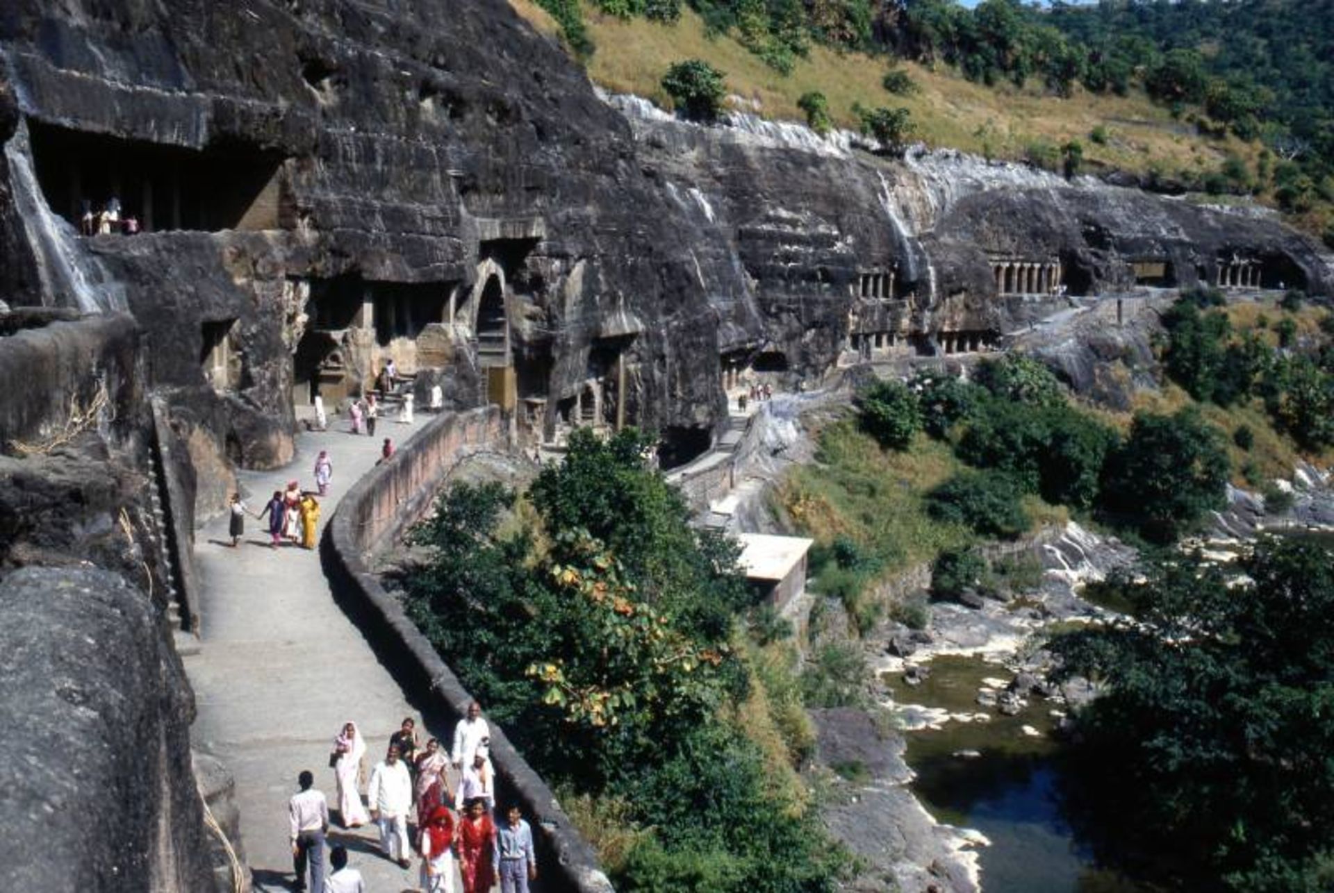 گردشگران در محوطه بیرون غارهای آجانتا هند