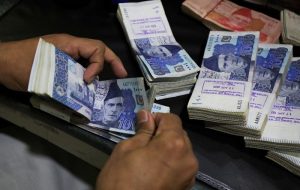 آژانس جاسوسی پاکستان تجارت دلار بازار سیاه را برای مهار اسلاید روپیه هدف قرار می دهد