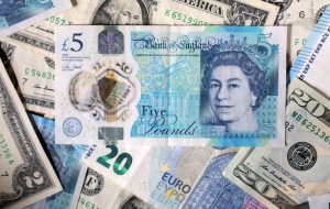 استرلینگ دستاوردهای خود را حفظ می کند ، سرمایه گذاران در وام گرفتن افزایش می یابند