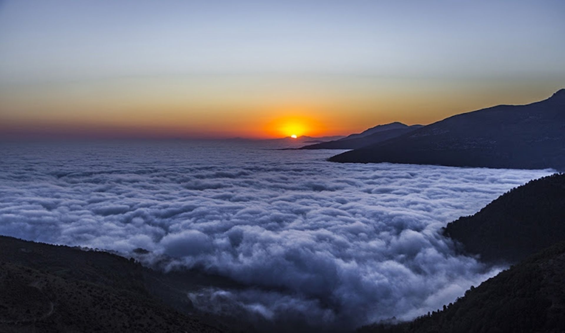 دریای ابر فیلبند در غروب