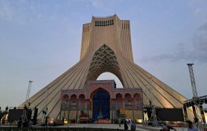 سازه غیرمجاز در حریم برج آزادی؛ میراث فرهنگی دستور جمع‌آوری داد