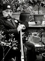 سفر به عصر قاجار؛ ژست خاص مظفرالدین شاه با اسلحه!