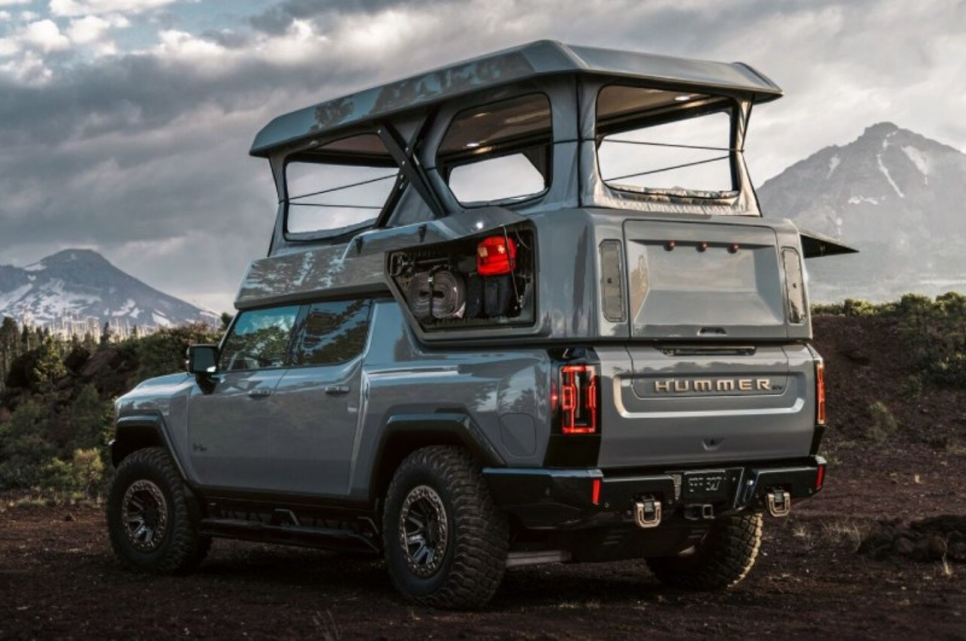 قسمت پشت خودروی کمپر هامر