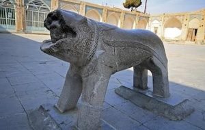 عبور زنان از زیر شیر سنگی اصفهان برای حامله شدن!+ فیلم