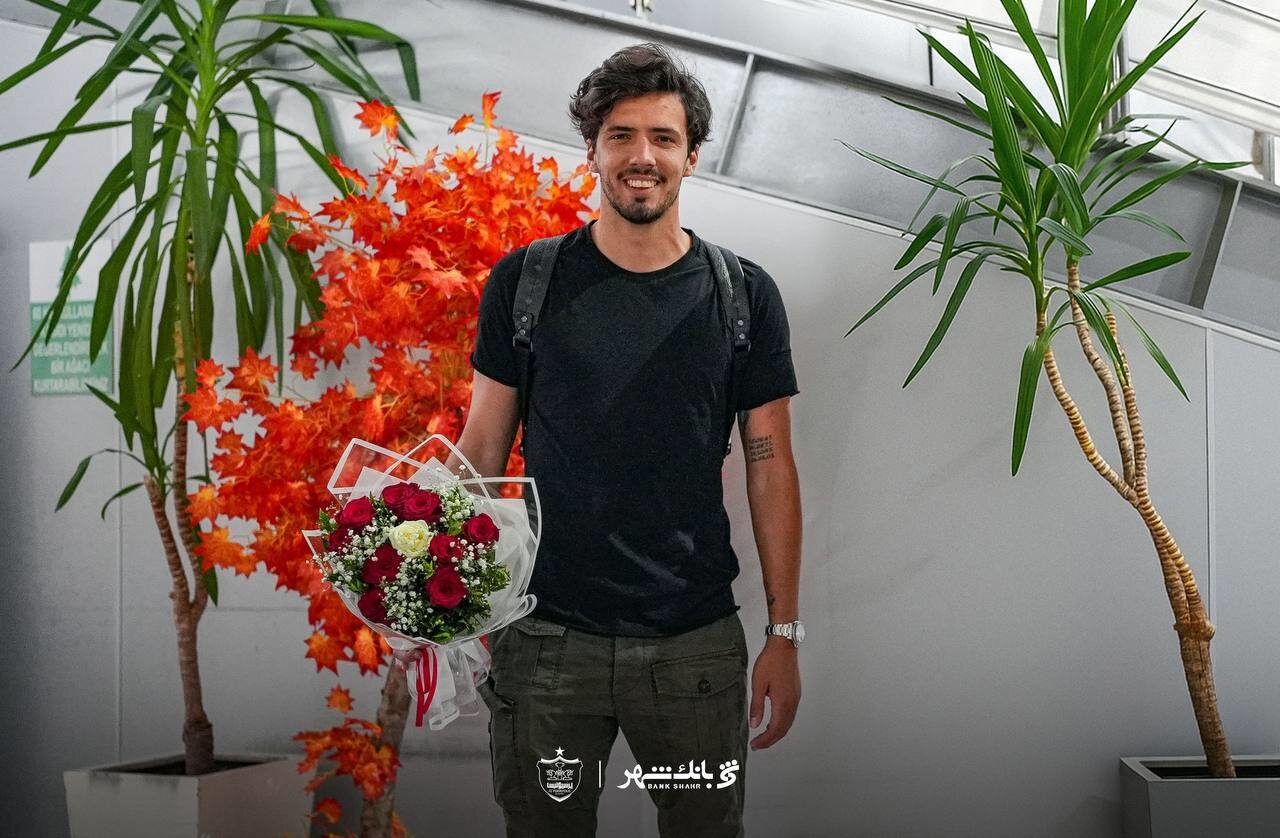 عکس | حضور ستاره جدید پرسپولیس در ترکیه؛ افتخار می‌کنم در این تیم هستم!