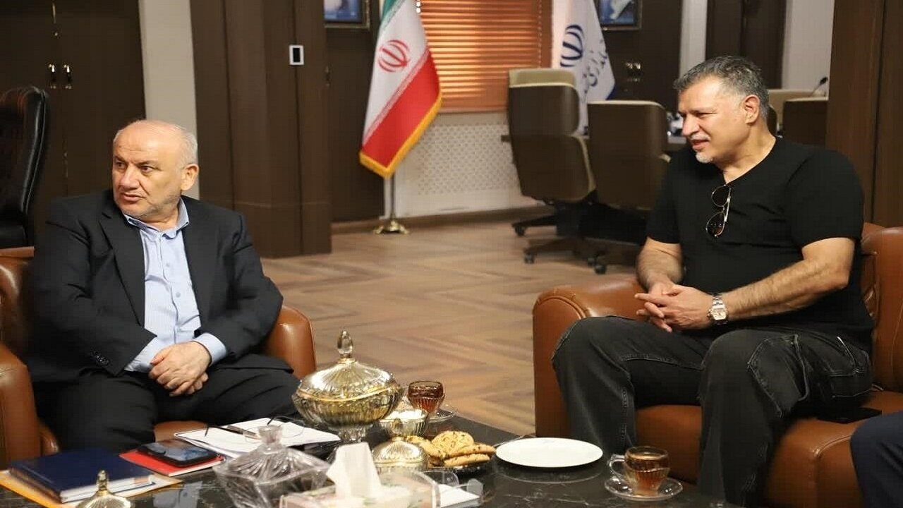 عکس | دیدار علی دایی با یک مقام دولتی پس از جنگ