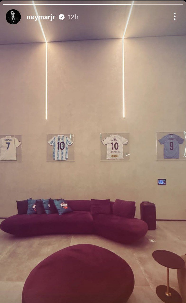 عکس | پیراهن کریستیانو رونالدو بر دیوار خانه‌ نیمار