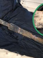 ماهیگیر لهستانی شمشیر مرموز باستانی صید کرد ماهیگیر لهستانی شمشیر مرموز باستانی صید کرد