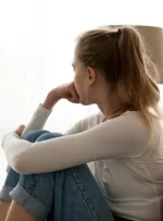 وقتی شوهرم به خانواده‌ام توهین می‌کند، چطور با او برخورد کنم؟