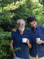 کبک برای حمایت از والدین و پدربزرگ و مادربزرگ به کلاه کپه برخورد می کند