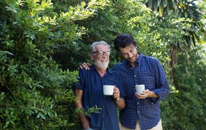 کبک برای حمایت از والدین و پدربزرگ و مادربزرگ به کلاه کپه برخورد می کند