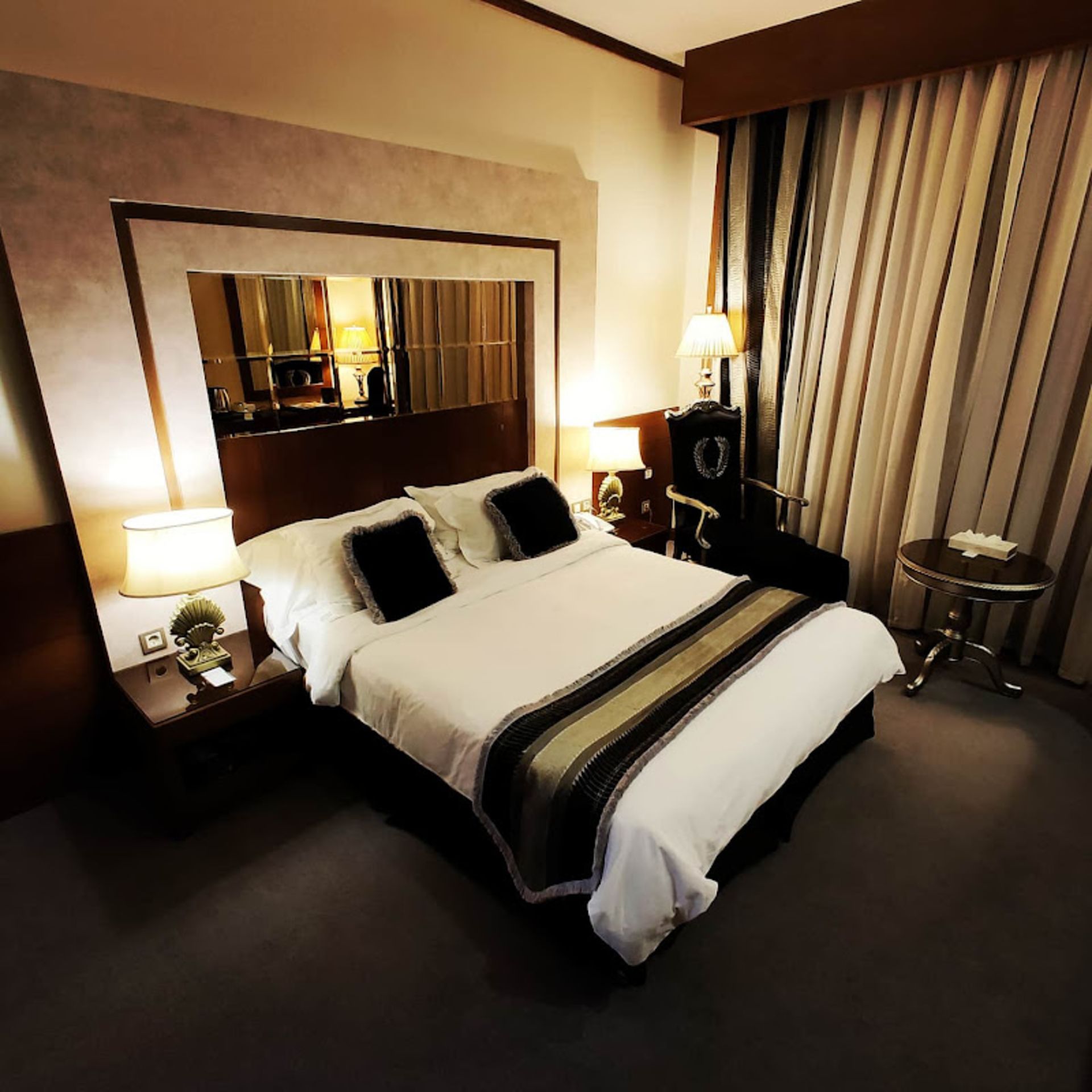 تخت دو نفره در اتاق هتل درویشی