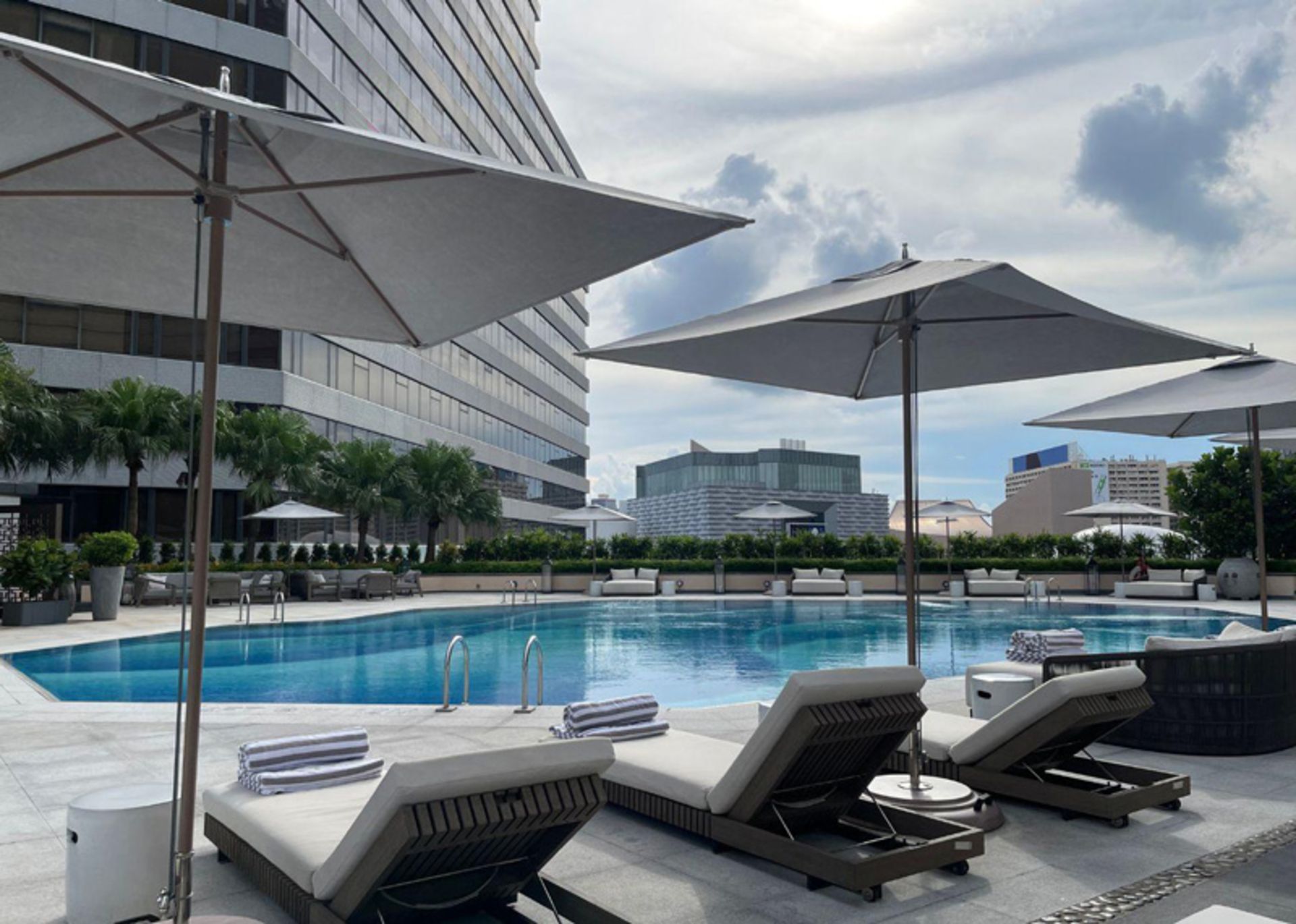 تخت های استراحت کنار استخر در هتل ریجنت هنگ کنگ