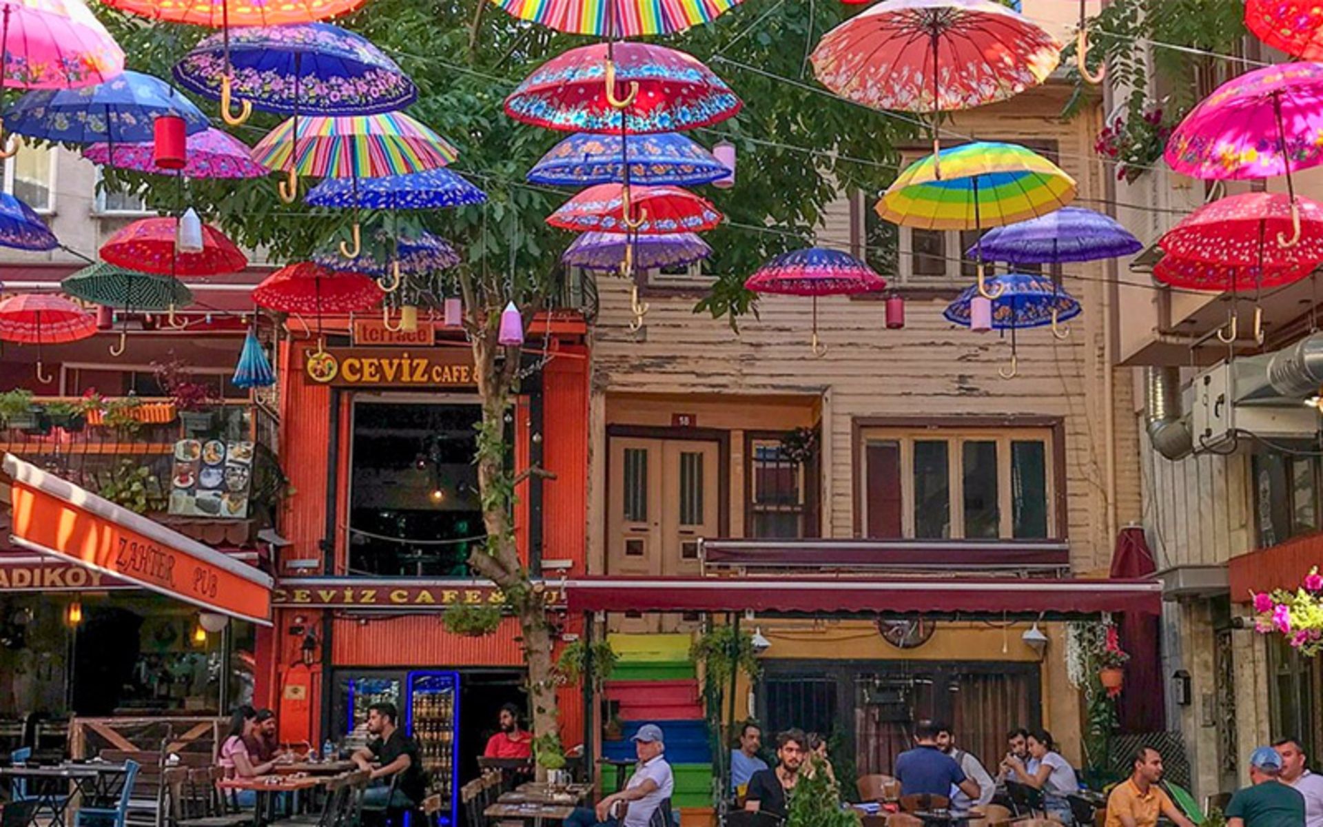 گردشگران در کافه های خیابان چتری کادیکوی