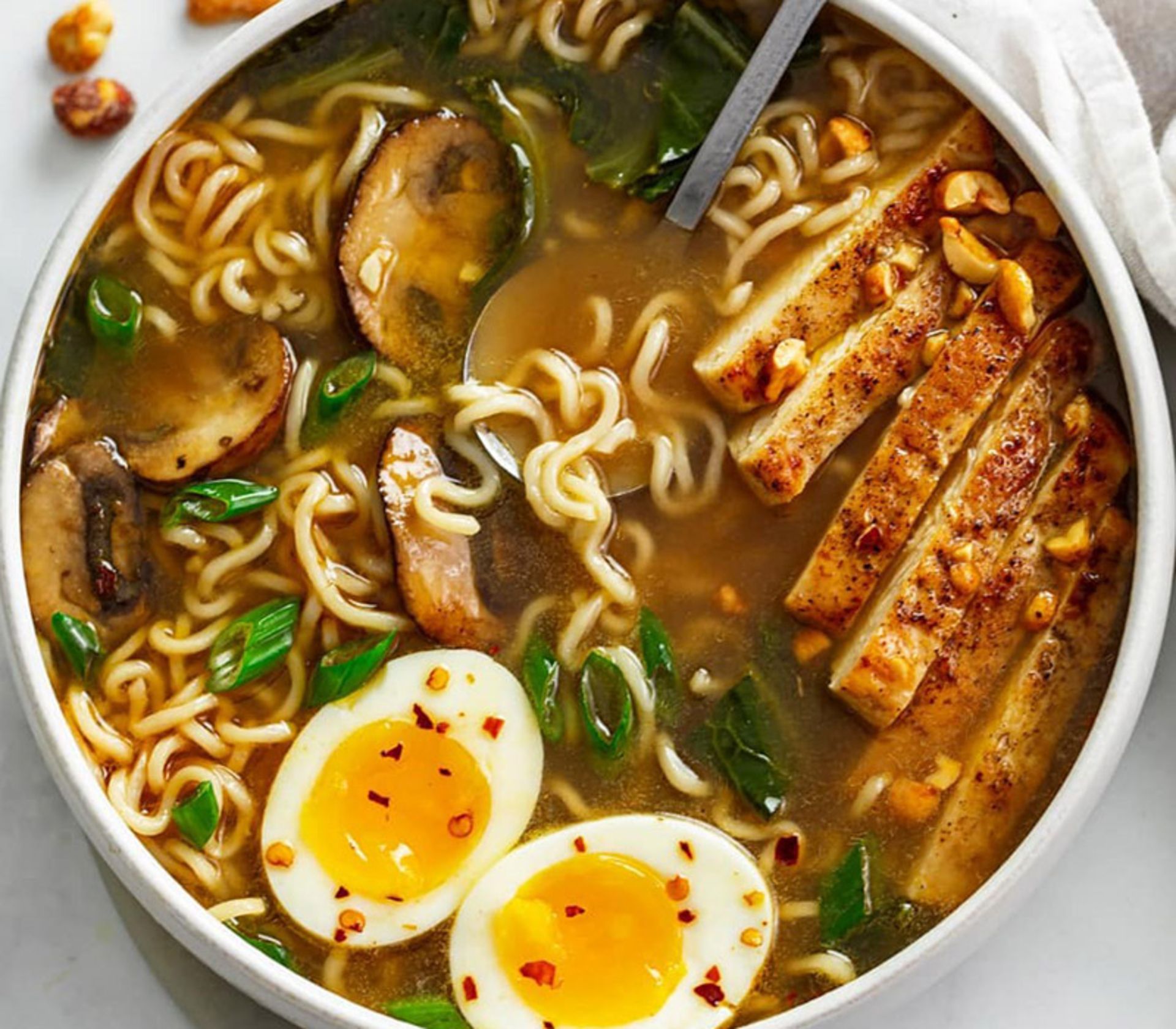 کاسه رامن با تخم مرغ آبپز