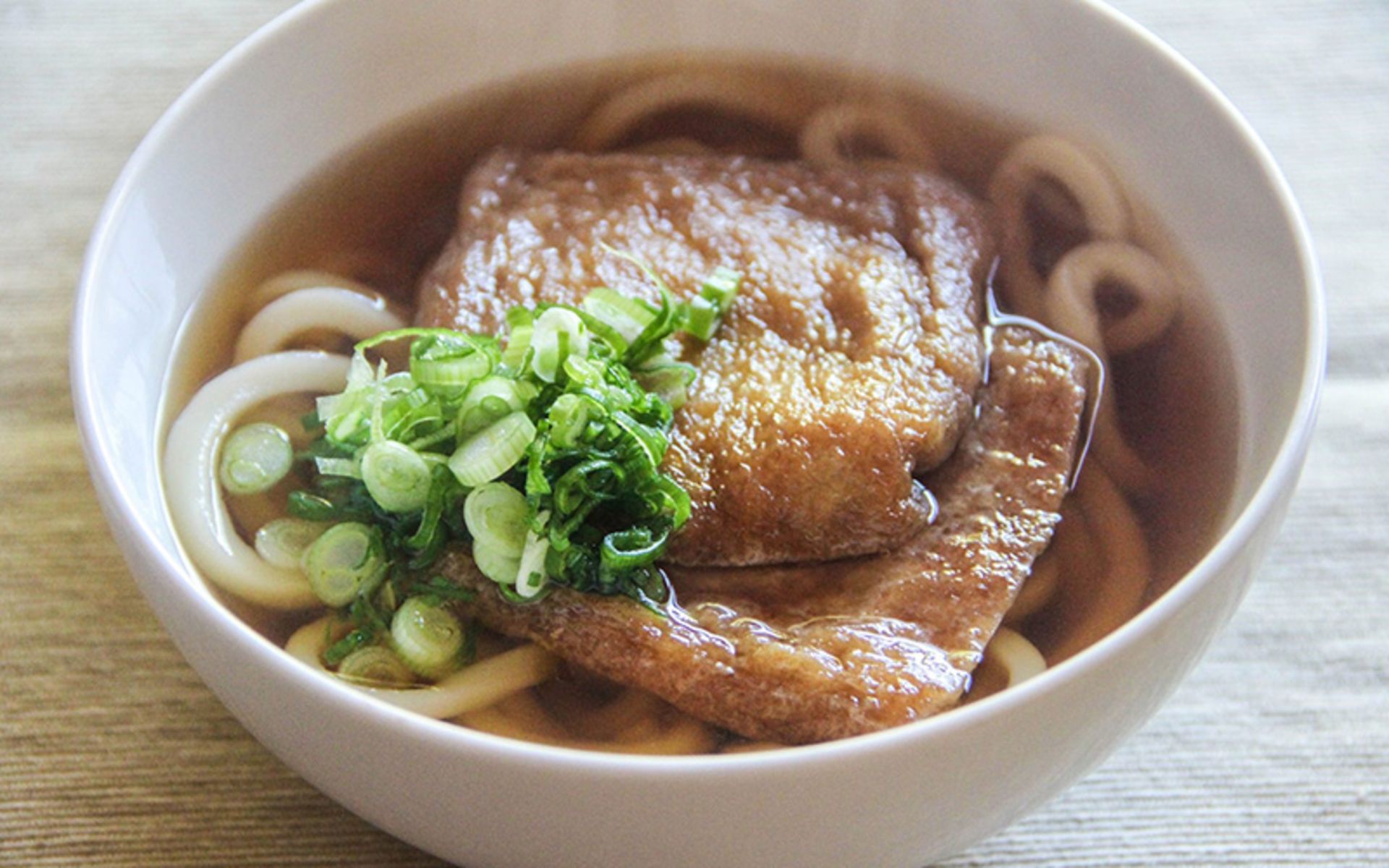 یک کاسه اودون با سبزیجات