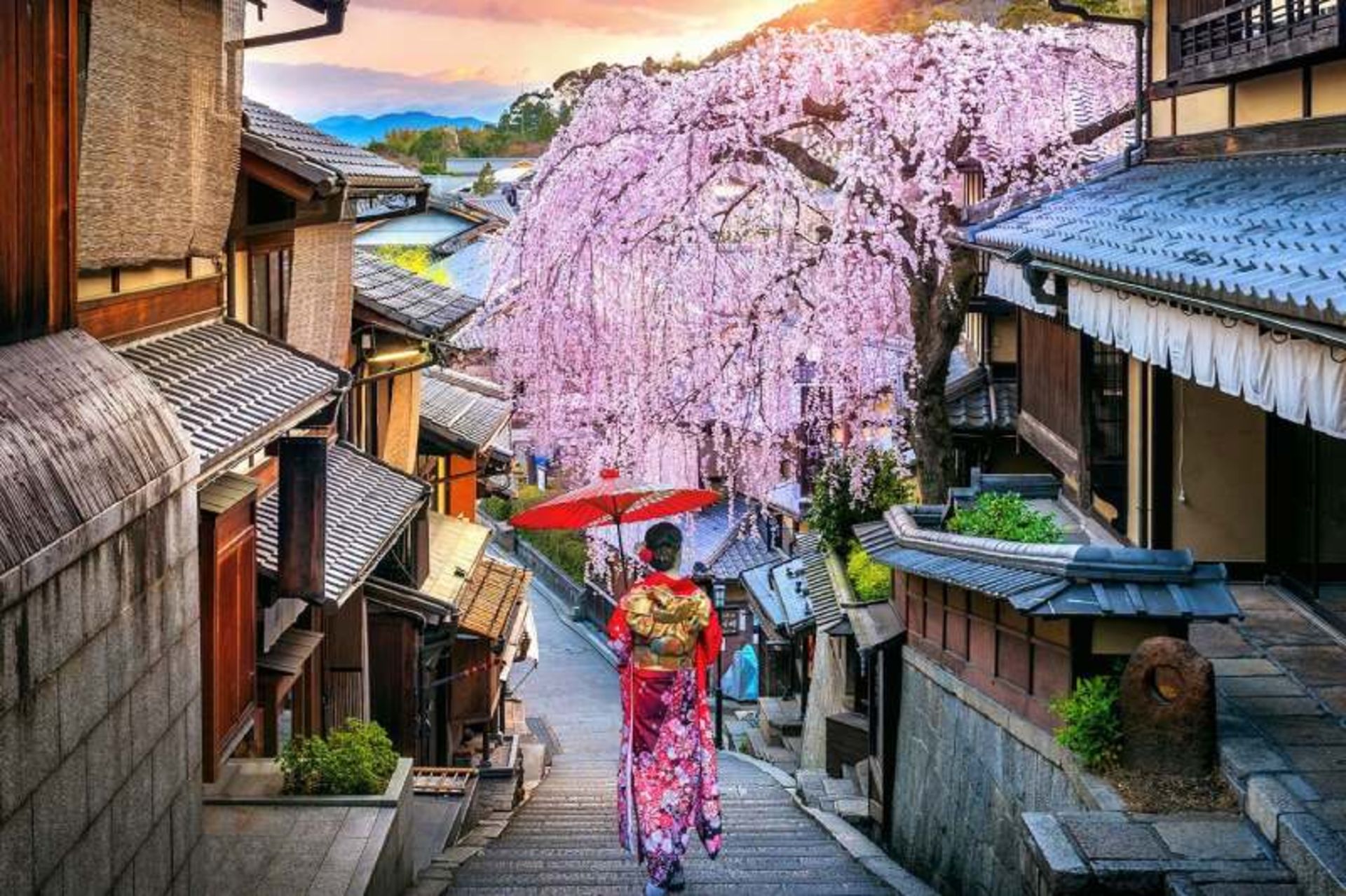 زن ژاپنی با لباس سنتی در محله گیون کیوتو