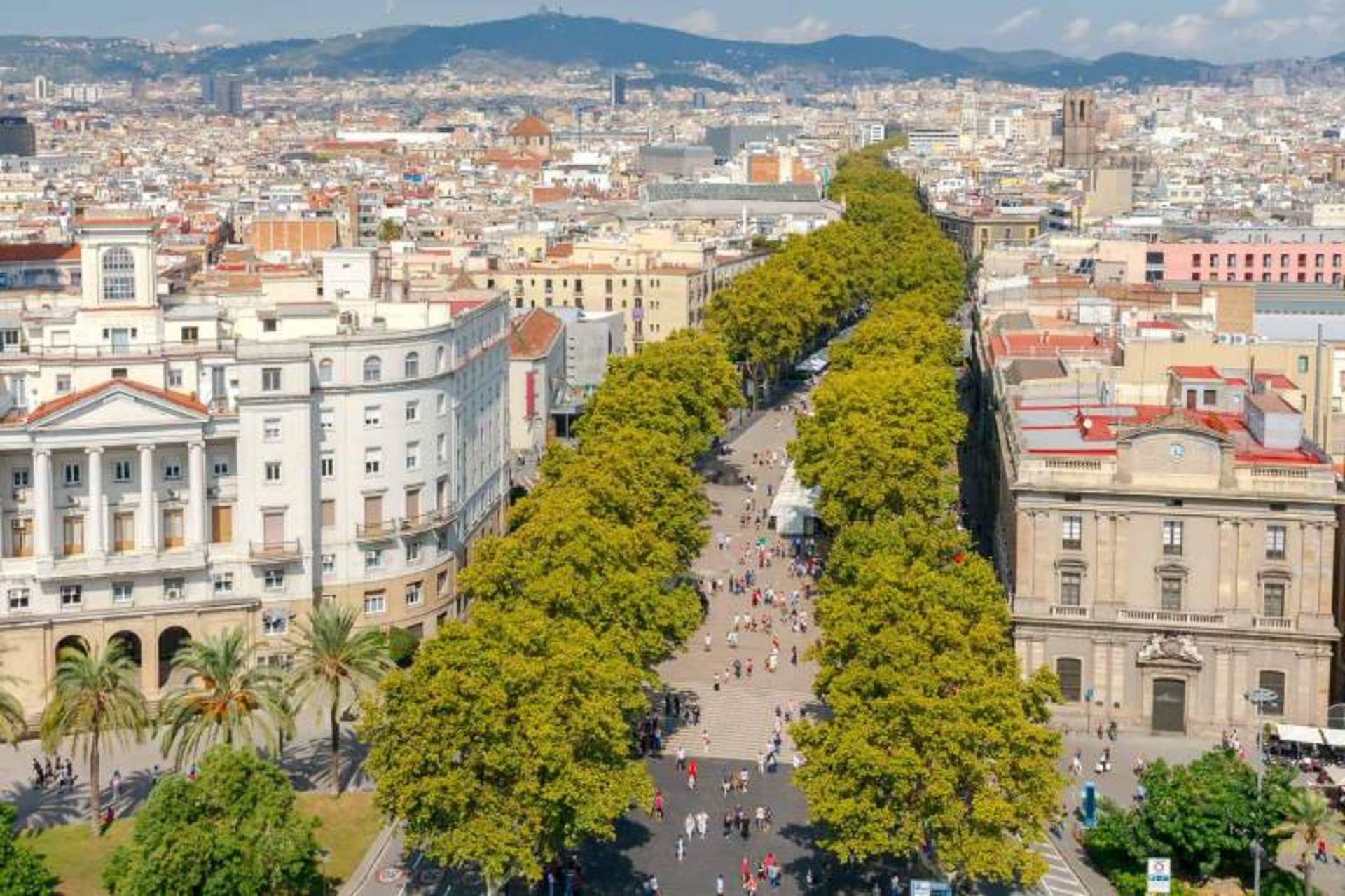 مردم در حال پیاده روی در خیابان لارامبلا بارسلونا